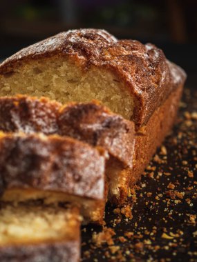 Beyaz bir serpinti ile parçalanmış dikdörtgen ekmek paslı bir protinindir..