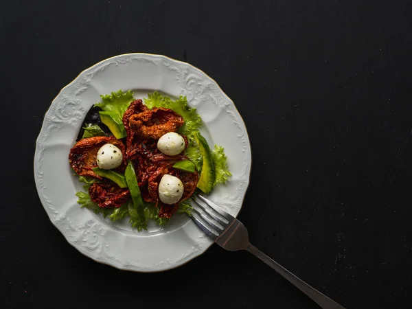 Salada feita de tomate seco, pe-tsai, abacate e queijo mussarela. close-up . — Fotografia de Stock