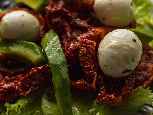 Salat aus getrockneten Tomaten, Pe-Tsai, Avocado und Mozzarella. Nahaufnahme. — Stockfoto