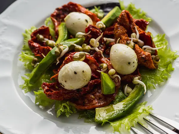 Salat aus getrockneten Tomaten, Pe-Tsai, Avocado und Mozzarella. Nahaufnahme. — Stockfoto