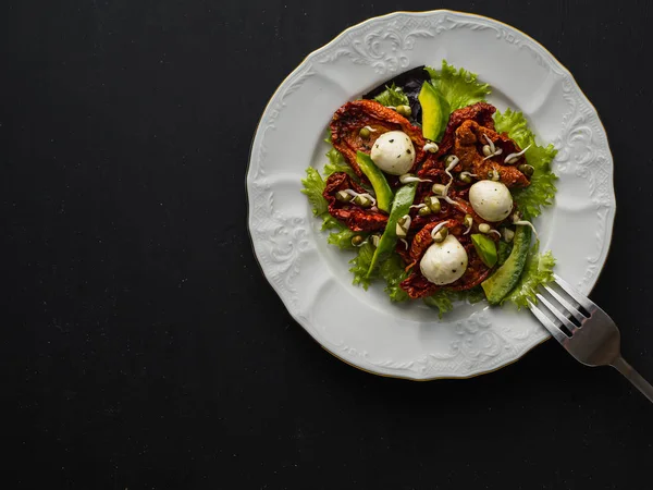 Салат з сушених помідорів, пе-тай, авокадо та сиру моцарелла. крупним планом . — стокове фото
