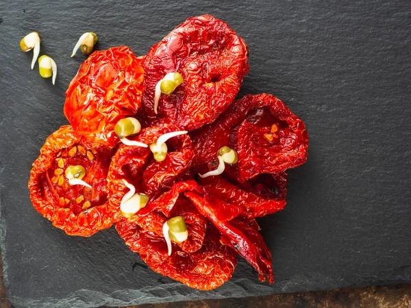 Bir yığın güneşte kurutulmuş domates ve soya fasulyesi tohumu..