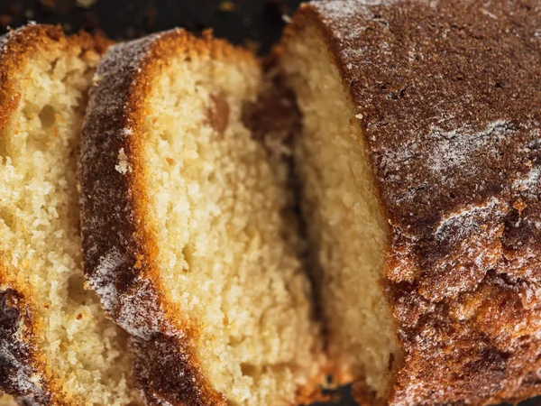 Beyaz bir serpinti ile parçalanmış dikdörtgen ekmek paslı bir protinindir..