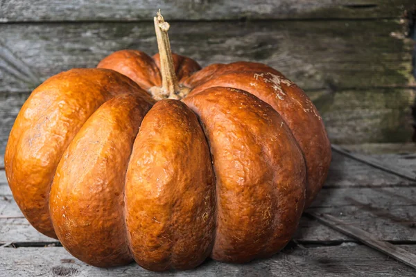 Calabaza Grande Sobre Viejo Fondo Madera Cerca Rústico Orientación Horizontal —  Fotos de Stock