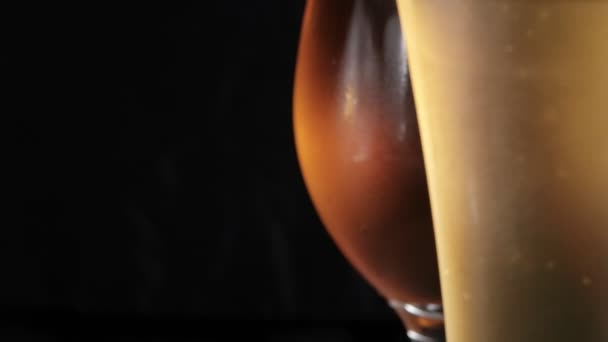 Två mistade glas med kallt ljus och mörk öl. bubblor. Beståndsbilder. — Stockvideo