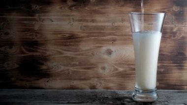Soğuk bira beyaz bir köpük ve köpük kapağıyla bir bardağa dökülüyor. Stok görüntüleri