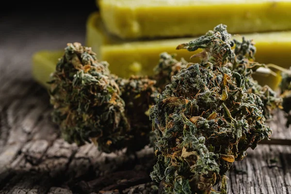 Rustikale Cannabis Butter Und Medizinische Marihuana Knospen Auf Alten Rostigen — Stockfoto