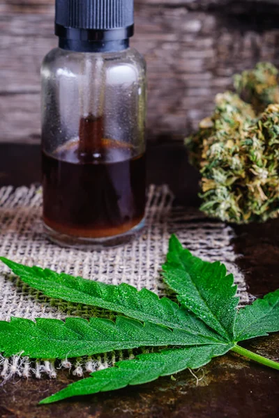 Brauner Medizinischer Cannabisharz Extrakt Der Flasche Mit Medikamententropfen Neben Marihuana — Stockfoto