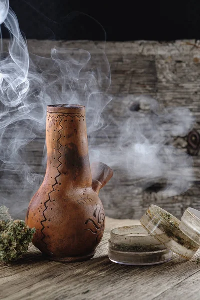 Oude Keramische Bong Met Marihuana Rookt Buurt Een Knop Van — Stockfoto