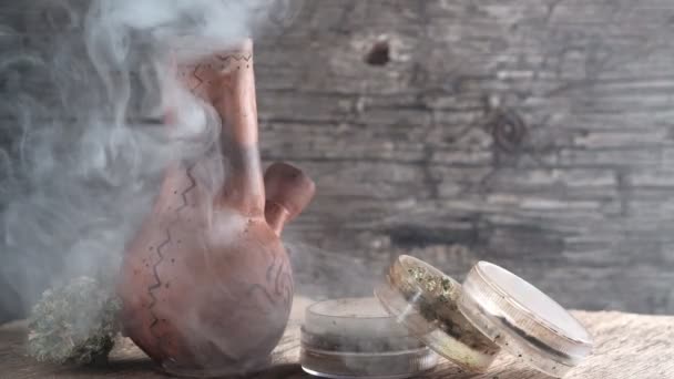 Пропарювання Бонгу Канабісом Столі Якому Ясорубка Великий Бутон Медичного Канабісу — стокове відео