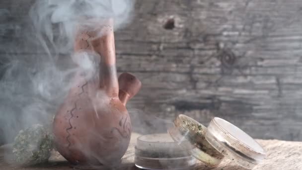 热气腾腾的大锅 桌上放着大麻 桌上放着磨床和一大片医用大麻芽 木制背景 — 图库视频影像