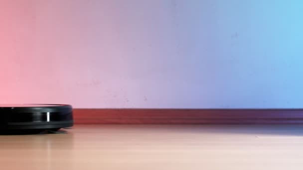 Aspirapolvere Robot Funzionante Luci Rosse Blu Sul Muro Niente Mobili — Video Stock