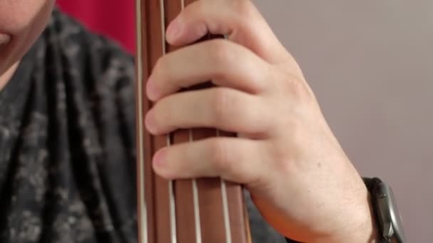 Men Está Tocando Contrabajo Con Arco Cerca Hombre Músico Realizando — Vídeo de stock