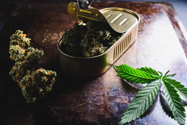 Otwarta Puszka Której Pąki Marihuany Medycznej Pobliżu Znajduje Się Pączek — Zdjęcie stockowe