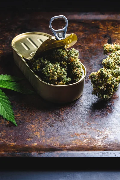 Otwarta Puszka Której Pąki Marihuany Medycznej Pobliżu Znajduje Się Pączek — Zdjęcie stockowe