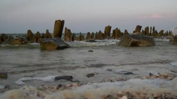 Ondas Colidem Velho Cais Arruinado Perto Mar Sunrise Sunset Ninguém — Vídeo de Stock