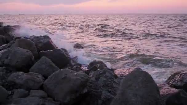 海浪在靠近大海的一个被毁了的旧码头上冲撞 太阳落山了没人总体计划 — 图库视频影像