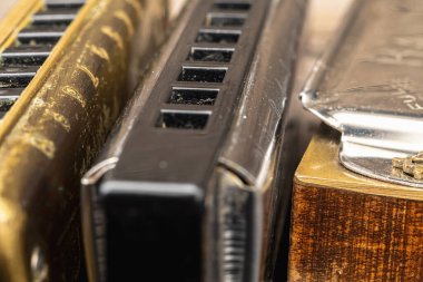 Müzik aletleri eski ahşap masa üzerinde diyatonik ve krom harmonikler. Dünya müzik günü. Yatay yönelim.