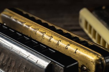 Müzik aletleri eski ahşap masa üzerinde diyatonik ve krom harmonikler. Dünya müzik günü. Yatay yönelim.