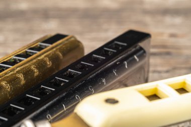 Müzik aletleri eski ahşap masa üzerinde diyatonik ve krom harmonikler. Dünya müzik günü. Yatay yönelim.