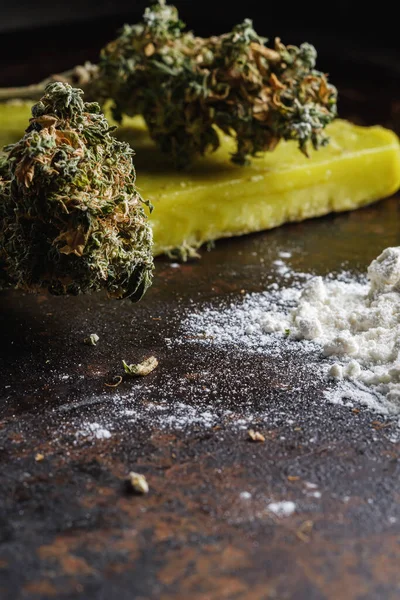 Rustikale Cannabis Butter Und Medizinisches Marihuana Knospen Und Mehl Auf — Stockfoto