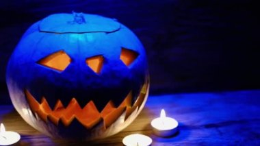 Fantezi Gecesi 'nde parlayan Jack O' Lantern. Cadılar Bayramı. Eski ahşap arka planda. dramatik kare. 4 bin. Mum yakmak. yatay yönelim