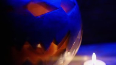 Fantezi Gecesi 'nde parlayan Jack O' Lantern. Cadılar Bayramı. Eski ahşap arka planda. dramatik kare. 4 bin. Mum yakmak. yatay yönelim