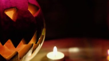 Fantezi Gecesi 'nde parlayan Jack O' Lantern. Cadılar Bayramı. Eski ahşap arka planda. dramatik kare. 4 bin. Mum yakmak. yatay yönelim