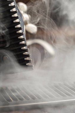 Paslı bir yüzey manuel makasıyla ve tarak ile. Kapat. Kırsal kesim. dikey yönelim. buharlı araçlar.