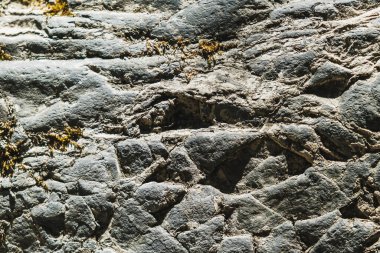 Arka plan ve tasarım kavramları için paslı eski taş dokusu. Kayadaki gölge. Jeoloji. Yatay arkaplan