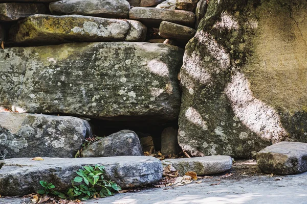 Zen Verem Kiegyensúlyozott Kövek Kövek Egyensúly Halom Szikla Erdőben Vízszintes — Stock Fotó