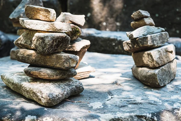 均衡のとれた石の上にバランスのとれた石が積まれた禅の石積 — ストック写真