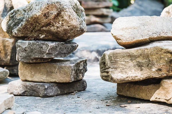 均衡のとれた石の上にバランスのとれた石が積まれた禅の石積 — ストック写真