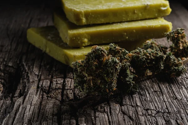 Rustikale Cannabis Butter Und Medizinische Marihuana Knospen Auf Alten Rostigen — Stockfoto