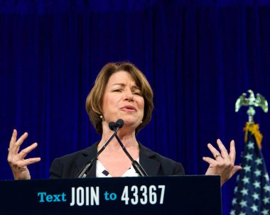 San Francisco, Ca - 23 Ağustos 2019: Başkan adayı Amy Klobuchar San Francisco, Kaliforniya'daki Demokratik Ulusal Kongre yaz oturumunda konuştu.