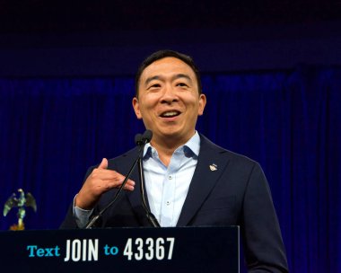 San Francisco, Ca - 23 Ağustos 2019: Başkan adayı Andrew Yang San Francisco, Kaliforniya'daki Demokratik Ulusal Kongre yaz oturumunda konuştu.
