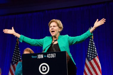 San Francisco, Ca - 23 Ağustos 2019: Başkan adayı Elizabeth Warren San Francisco, Kaliforniya'daki Demokratik Ulusal Kongre yaz oturumunda konuştu.