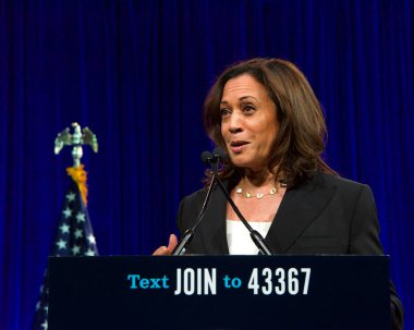 San Francisco, CA - 23 Ağustos 2019: Başkan adayı Kamala Harris San Francisco, Kaliforniya 'da düzenlenen Demokratik Ulusal Kongresi yaz oturumunda konuşma yaptı.