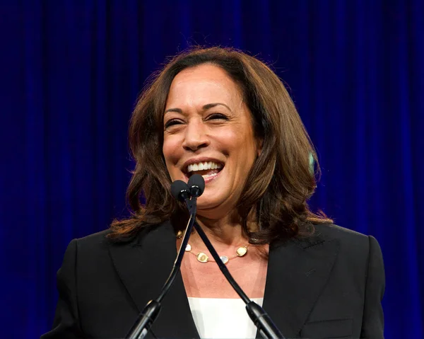 San Francisco, CA - 23 Ağustos 2019: Başkan adayı Kamala Harris San Francisco, Kaliforniya 'da düzenlenen Demokratik Ulusal Kongresi yaz oturumunda konuşma yaptı.