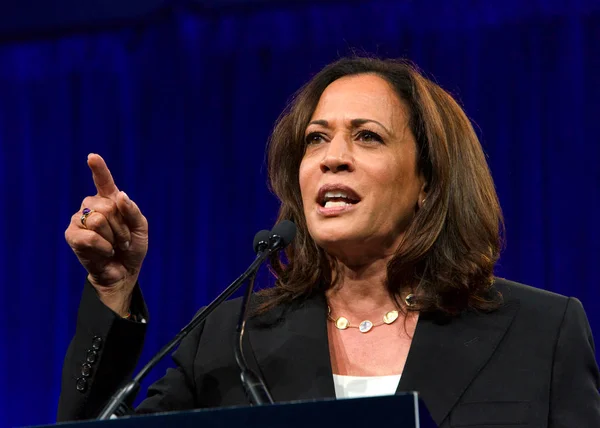 San Francisco, CA - 23 Ağustos 2019: Başkan adayı Kamala Harris San Francisco, Kaliforniya 'da düzenlenen Demokratik Ulusal Kongresi yaz oturumunda konuşma yaptı.