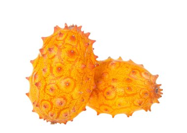 İki bütün Kiwano meyve, ayrıca Cucumis metuliferus, boynuzlu kavun veya Afrika boynuzlu salatalık beyaz izole olarak da bilinir. Kiwano Afrika'da geleneksel bir gıda bitkisidir.