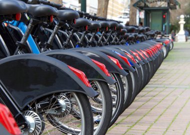 Kaldırımda arka arkaya bisiklet lastiklerini kapatın.