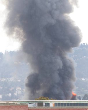Oakland'dan duman ve alevler yükseldi, Ca depo yangını 1 Nisan 2019. Yaklaşık bir mil uzaklıktaki Alameda Adası'ndan görüntülendi
