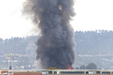 Oakland'dan duman ve alevler yükseldi, Ca depo yangını 1 Nisan 2019. Yaklaşık bir mil uzaklıktaki Alameda Adası'ndan görüntülendi