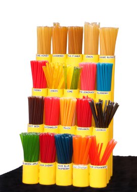 Beyaz arka planda izole edilmiş siyah bir masa örtüsü üzerinde sarı bal tarak vitrin aromalı bal çubukları. 