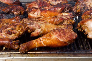 Bir Barbekü ızgara üzerinde ızgara Hindi bacaklar. Dev hindi ayakları sokak fuarı satıcıları için çok popüler bir gıda.