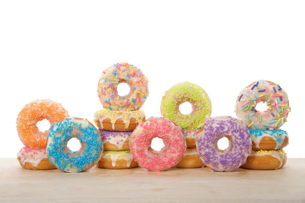Многие Красочные Глазированные Пончики Торт Конфетными Брызгами Сложены Вверх Бокам — стоковое фото