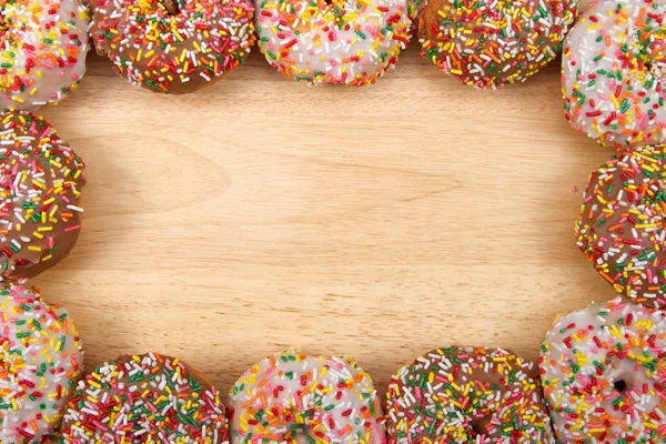 Плоский Вигляд Багатьох Матових Пончиків Шоколаду Ванілі Цукерками Розташованими Рамці — стокове фото