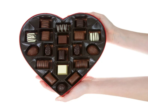 Manos Sosteniendo Caja Forma Corazón Con Caramelos Chocolate Aislados Sobre —  Fotos de Stock