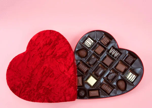 Caja Forma Corazón Con Caramelos Chocolate Sobre Fondo Rosa Regalo —  Fotos de Stock